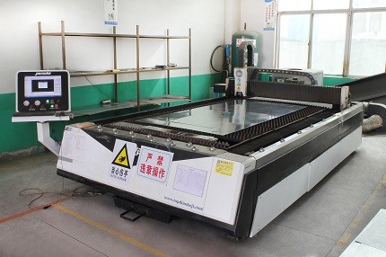 深圳發(fā)光字制作工廠生產(chǎn)設備丨金屬激光雕刻機