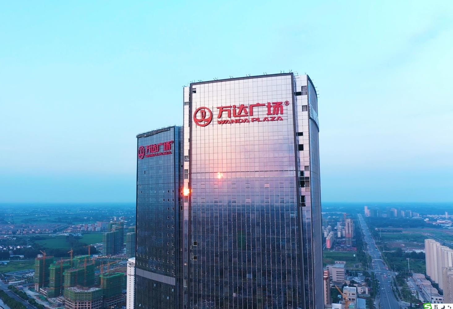 六安萬(wàn)達(dá)集團(tuán)大廈丨幕墻發(fā)光字工程現(xiàn)場(chǎng)圖一