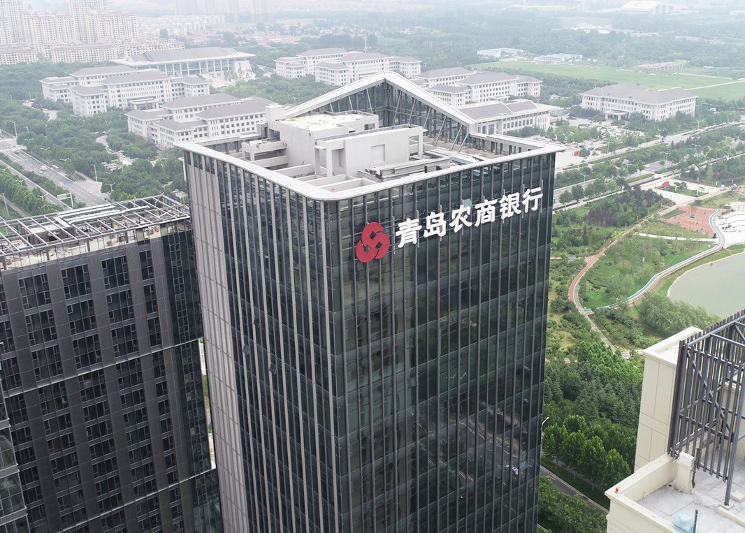 青島農(nóng)商銀行大廈丨幕墻發(fā)光字工程現(xiàn)場(chǎng)圖五