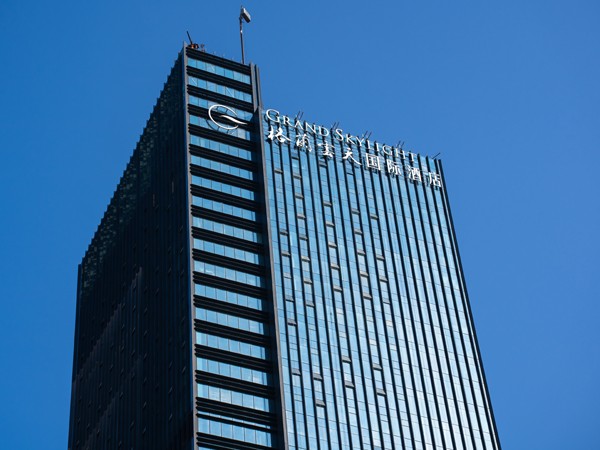 高空外墻發(fā)光字安裝方式有哪些難點？