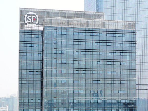 200米高樓外墻發(fā)光字制作安裝費(fèi)用