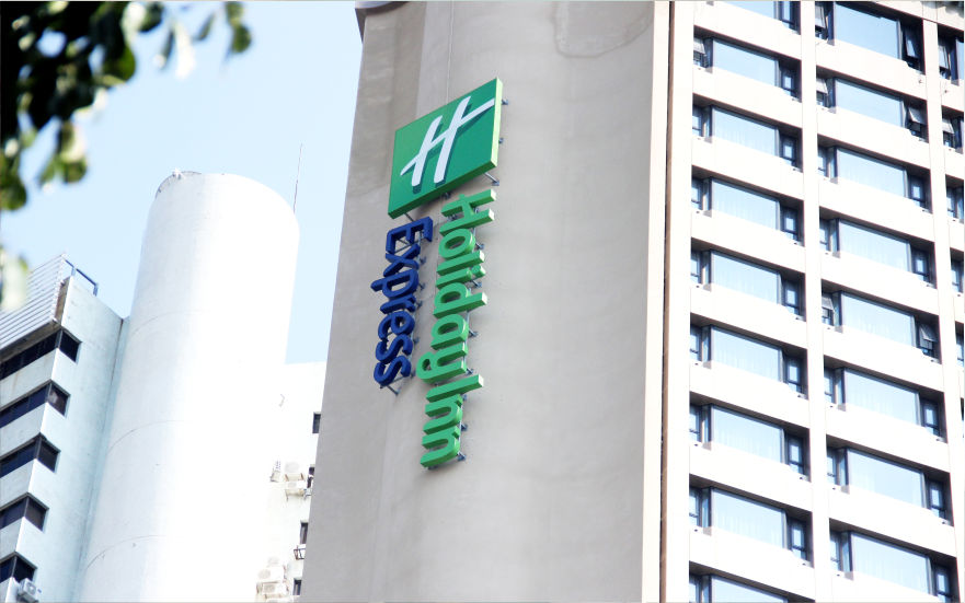 深圳智選假日酒店樓體發(fā)光字工程